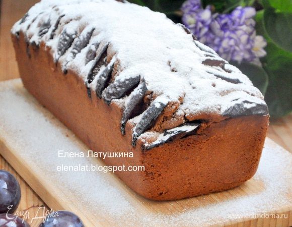 Выпекать в предварительно разогретой до 170C -180С духовке в течение 60 минут.  Готовность кекса проверяла деревянной шпажкой: сухая - кекс готов, если нет, а верх поджарился накройте сверху фольгой и допеките.
Готовый кекс выньте из формы, остудите и посыпьте сахарной пудрой.
