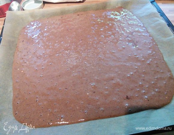 Вылить тесто на противень, покрытый пекарский бумагой и выпекать в разогретой духовке при темп. 200 гр. 10-12 мин. 