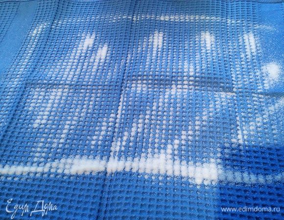 Приготовить кухоное полотенце, посыпать его сахаром