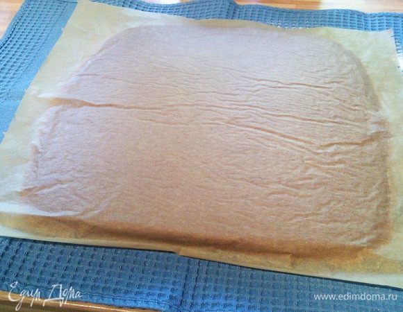 Готовый бисквит ( готовность проверить зубочисткой) выложить на полотенце.