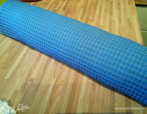 Завернуть края полотенца и свернуть с помощью него в рулет. Остудить.