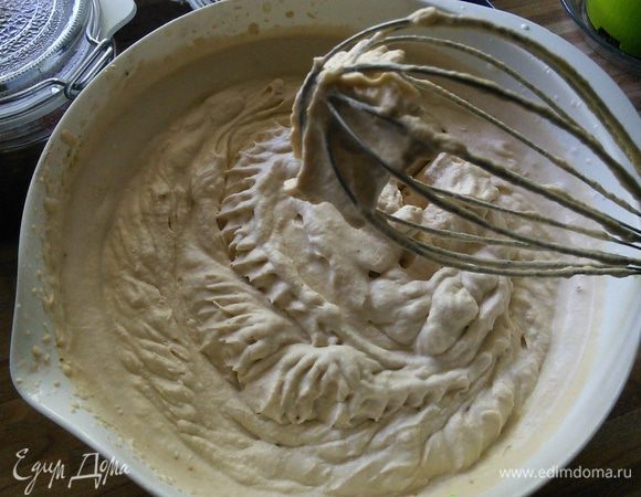 Теперь займемся кремом: для этого взбить сливки, добавляя по немногу сахар, ваниль и капучино в порошке ( инстант). Замоченый заранее желатин выжать и растворить в чуточке воды на маленьком огне. Тонкой струйкой влить желатин в сливки и тщательно размещать. Теперь работаем быстро, т.к. крем начинает схватываться.