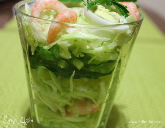 Выкладываем салат слоями, капуста, одно яйцо порезанное на четвертинки, не много заправки, затем очищенные креветки 7 шт, далее опять капуста, заправка, болгарский перец, огурцы, зеленый лук, заправка, и последний слой капуста. Украшаем креветками, яйцом, заправкой и веточкой петрушки. Приятного аппетита!