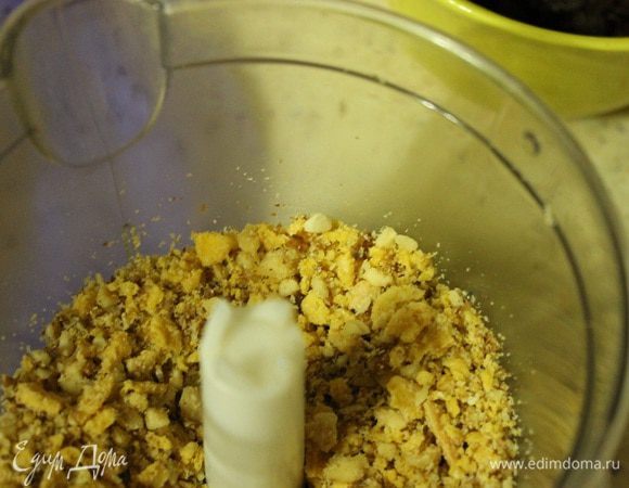 Орехи высыпаем в блендер, к ним добавляем оставшиеся кукурузные хлопья. Измельчаем до состояния крупной крошки. Полученную крошку добавляет к овсяным хлопьям.
