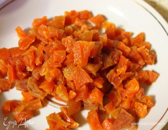 Курагу помыть и если нужно тоже залить кипятком на 10 минут. (я этого не делала, т.к. курага была у меня мягкая).