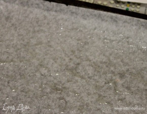 Противень застелить пергаментом, смазать 1 ст.л. растительного масла.