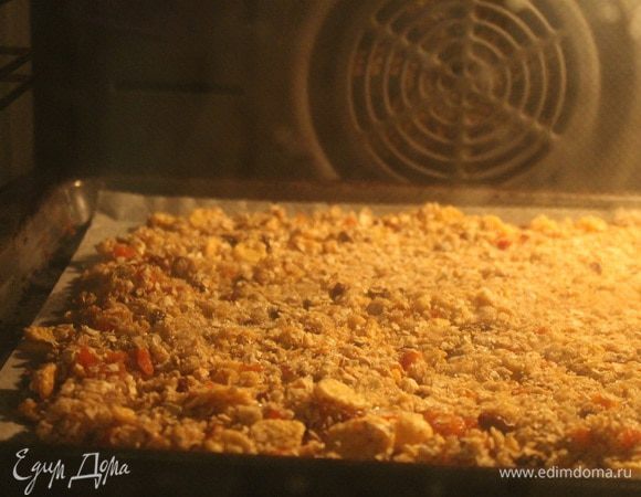 Всю массу разровнять по противню, и отправить в заранее разогретую до 170 градусов, духовку на 20-30 минут. Через каждые 10 минут, нужно перемешивать массу, чтобы она равномерно подрумянилась.