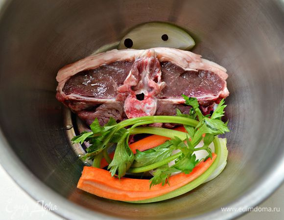 Готового бульона у меня не было, поэтому я приготовила его отдельно из небольшого кусочка баранины с добавлением лука, моркови, чёрного душистого перца горошком, веточки сельдерея и соли.
Получился очень наваристый бульон, часть которого я использовала для приготовления начинки для пирога, остальная пошла на супчик. Можно также использовать и любой другой бульон по вашему вкусу (куриный, овощной).
