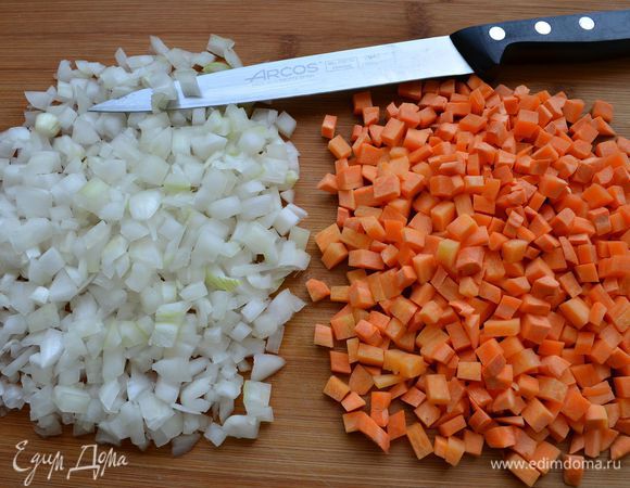 Для начинки лук и морковь порезать маленькими кубиками. 