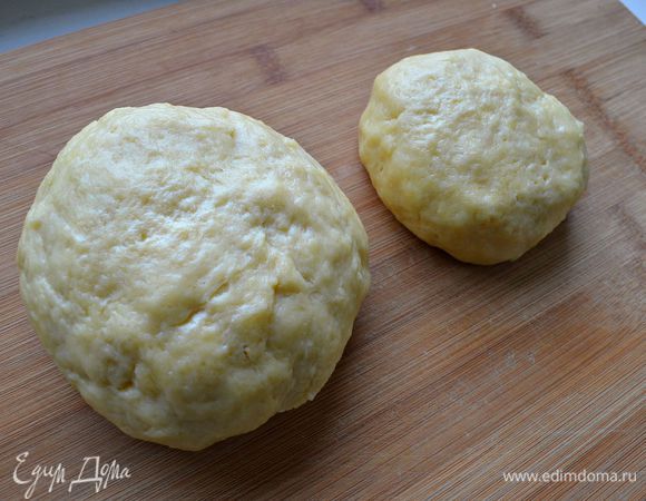 Быстро вымесите тесто, разделите на две части, одна из которых - немного больше. Заверните оба шарика в пищевую плёнку и уберите в холодильник на 30 мин.

