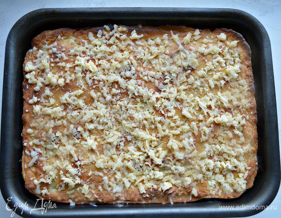 Выпекайте в разогретой до 180г духовке 35 мин, затем посыпьте тёртым сыром (подойдёт любой сыр твёрдых сортов) и выпекайте ещё 15 мин.