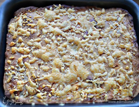 После запекания сверху образуется пикантная сырная корочка.