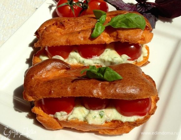 Украшаем верх эклеров листочками базилика, сервируем и подаем!!!!!
Наша вкусная, яркая и очень приятная в поедании закуска, а для кого-то может и основное блюдо (нам с мамой эклеры вприкуску с овощным салатом послужили обедом)))) готова!!!!