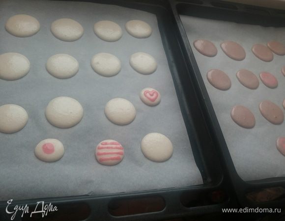 Макарони : Смешайте миндальную муку, сахарную пудру и просейте 2 – 3 раза через мелкое сито.
Белки сбить, постепенно всыпая сахар  до появления блеска.
Добавьте к миндально – сахарной смеси белки, осторожно перемешайте до однородности.
Выложите миндальное тесто в кондитерский мешок и отсадите на противень, застеленный бумагой для выпечки, кружочками диаметром 1 и 3 см . Оставите макарони на 1 час чтобы подсохли.
Затем Выпекайте при температуре 150 градусов 20 минут. Дайте печенью остыть 10 минут затем снимите с противня.
