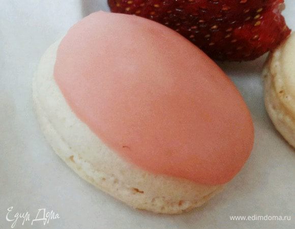 Клубничная глазурь :  2 -3 ст. ложек сахарной пудры смешать с соком половины лимона и 1-2 ложками сока клубники ( зависит какой вы хотите цвет ). Полейте глазурью половинки макарон. Также торт можно украсить шоколадными пластинками с помощью трафарета.
