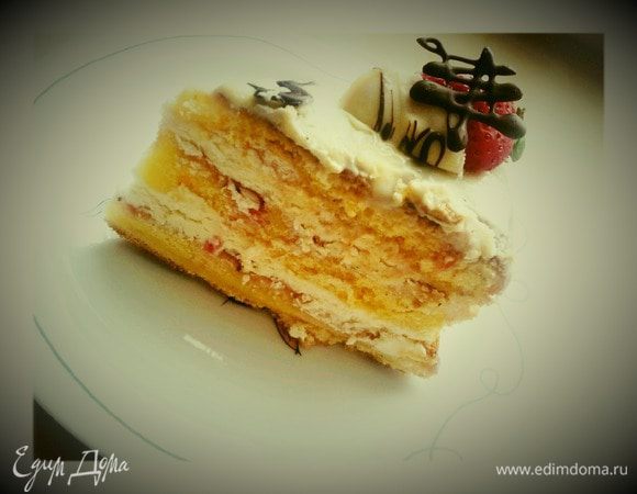 Глазурь : 150 г шоколада растопить с 50 мл сливок и чайной ложкой амаретто.
Коржи смазать кремом и полить глазурью. Торт украсить клубникой и шоколадом.
