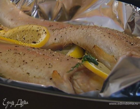 Рыбу посолить, поперчить, сбрызнуть оставшимся оливковым маслом и запекать в разогретой духовке 15–20 минут до готовности.