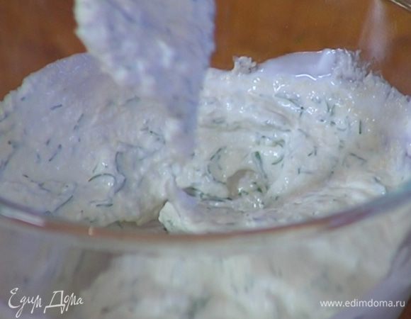 Приготовить соус: укроп мелко порубить, соединить со сметаной и хреном, все перемешать.
Подавать рыбу с соусом.
