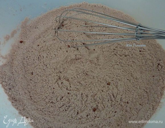 Перемешать муку с какао и солью.
