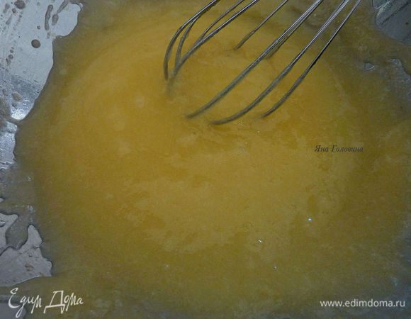 В отдельной миске взбить миксером на средне-высокой скорости , сахар и растительное масло до однородности  , добавить яйца по одному , взбивая каждое до однородности , периодически проходится ложкой по дну миски что бы все равномерно перемешалось.