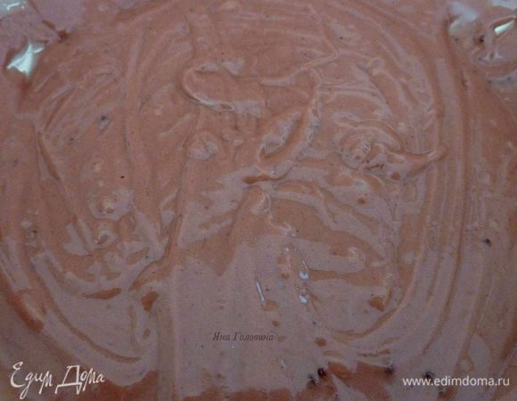 Снизить скорость и продолжая взбивать ввести в следующем порядки : 1/3 муки , 1/2 кефира , 1/3 муки , 1/2 кефира и заканчиваем оставшейся мукой  ( делим всё условно , без фанатизма ) . Хорошо вмешиваем после каждого добавления.

В маленькой емкости загасить соду уксусом и сразу ввести в тесто и вмешивать на средней скорости 10 секунд.
