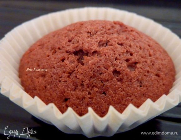 Полностью остудить на сетки до того как вынуть из формочек.
 
Хранятся при комнатной температуре сутки . Очень хорошо переносят заморозку в контейнере , главное заранее достать.
