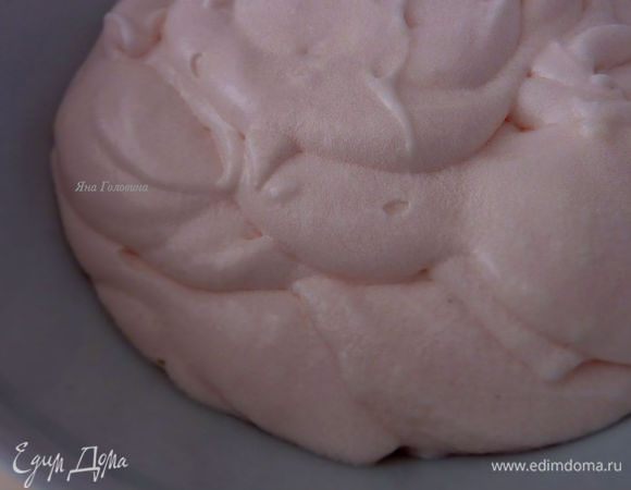 Пока кексы остывают готовим крем . Взбить масло и сыр на средне высокой скорости 2-3 минуты . Снизить скорость на низкую ,  постепенно ввести пудру и ваниль с красителем по желанию.
