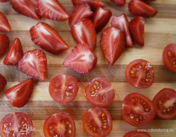 Помидоры - черри и ягоды промыть ( кроме малины), и обсушить бумажным полотенцем.
Клубнику разрезать пополам или на четвертинки.
Помидоры - черри разрезать  пополам.