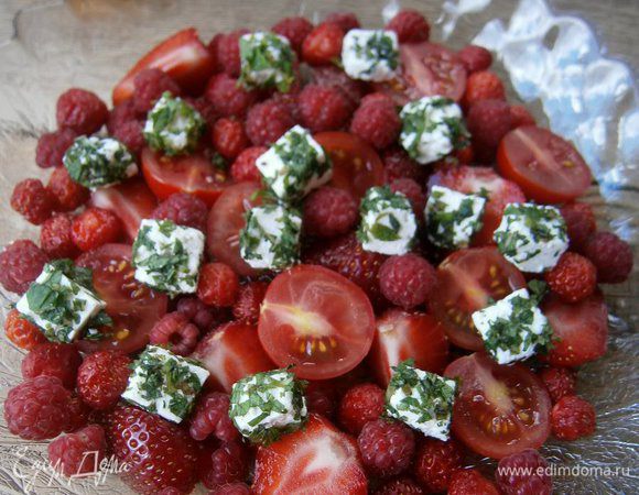 Сверху выложить брынзу в мятной панировке. Полить салат медово - мандариновой заправкой.