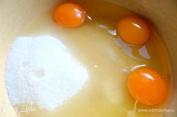 Смешиваем сахар с яйцами.