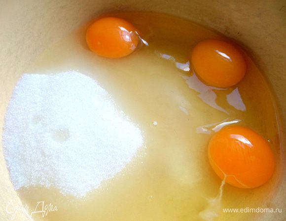 Смешиваем сахар с яйцами.