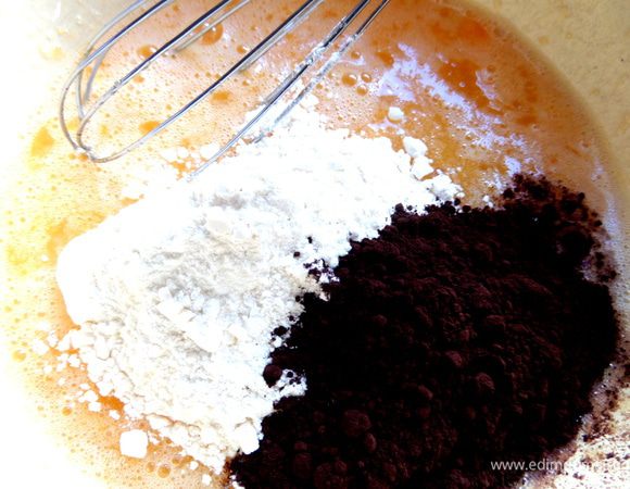 Добавить муку с разрыхлителем и какао.
