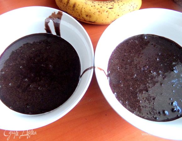 Тут я задумалась...Так как бананы у меня оказались коротышки и было принято решение испечь 2 коржа с двумя бананами.