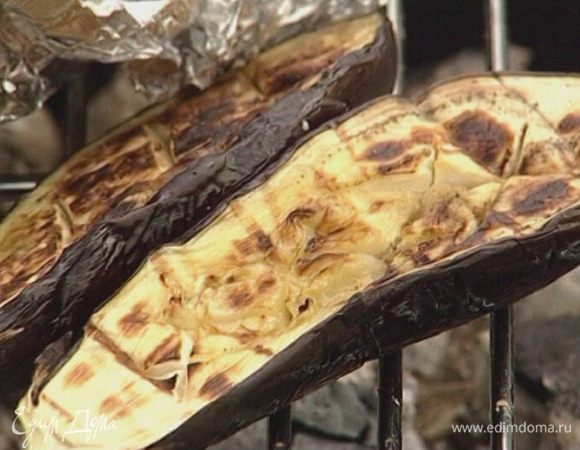 Баклажаны разрезать вдоль пополам, в мякоти сделать надрезы, присыпать солью и оставить на 10 минут, затем сбрызнуть оливковым маслом и обжарить на гриле.