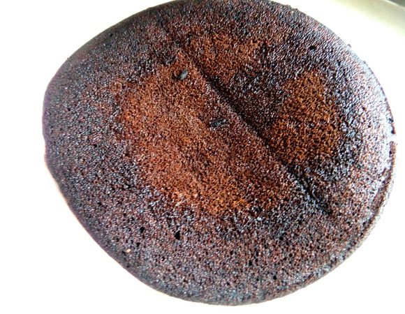 Для страховки я смазала пергамент обильно маслом и опрокинула корж на бумагу.