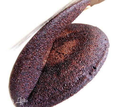 И сразу горячим складываем пополам (но не до конца!) при помощи бумаги.