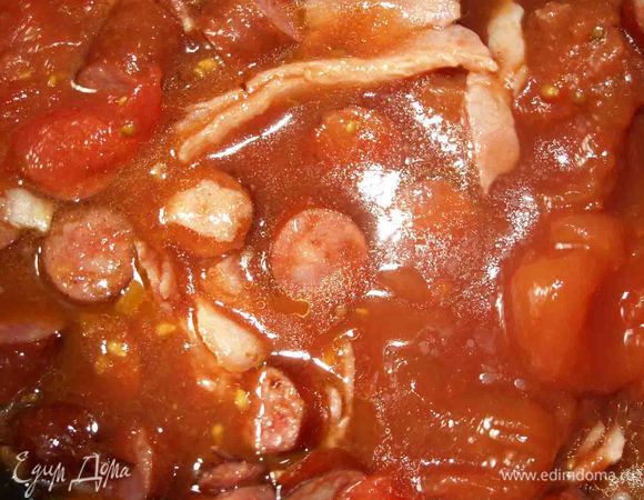 Сливаем из банки с помидорами сок. Отставляем. Помидоры очищаем от кожицы. Нарезаем или оставляем целыми. Отправляем помидоры в сотейник. Тушим 5 минут и добавляем томатный сок. Доводим до кипения и варим 10 минут.