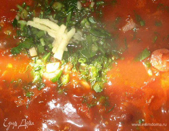 Добавляем по вкусу соль, перец, мускатный орех, свежий имбирь, сахар. Рубленую зелень. Кипятим 5 минут. 