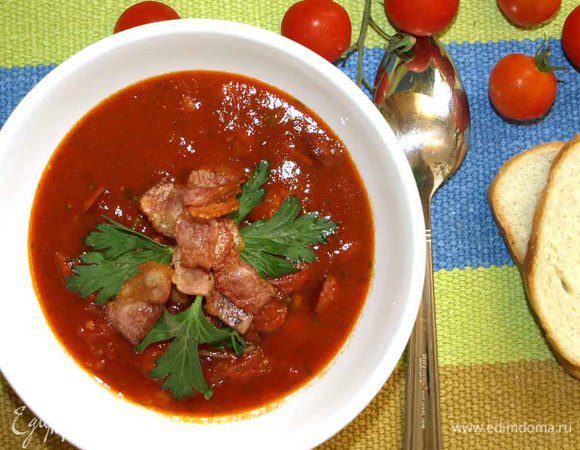 Разливаем по тарелкам и украшаем чипсами из бекона, зеленью. Чипсы приготовить просто — бекон тонко нарезать, и отправить на разогретую сковороду без масла. Дать бекону подрумяниться до хрустящей корочки. 
Приятного аппетита!