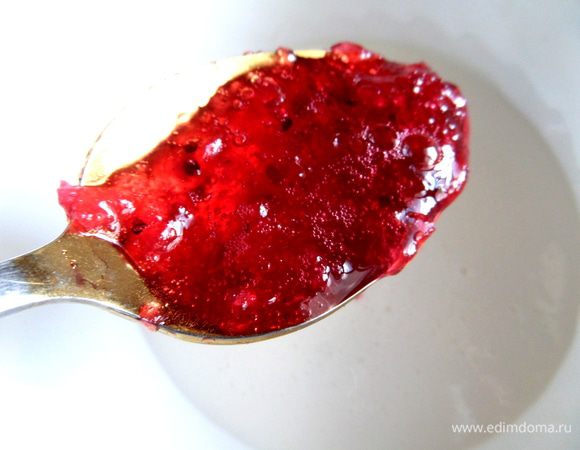 В первую часть сливок (у меня уже подслащённые сливки для взбивания) я решила добавить  красную смородину пару ложек.