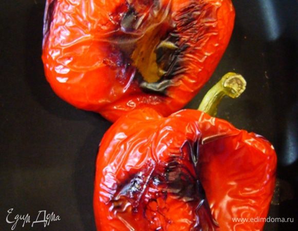 Духовку разогреть до 220 град, запечь перцы, дав им слегка почернеть.