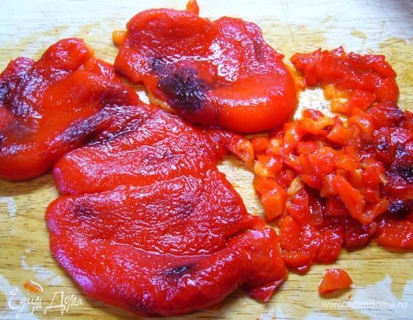 Накрыть перцы фольгой, чтобы пропотели. Очистить от кожицы и семян, мелко нарезать.