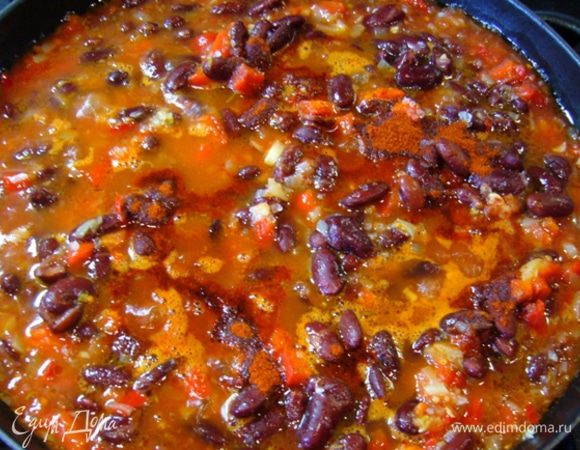 Затем добавить в сковороду помидоры, паприку и фасоль. Я взяла томатный продукт от Tomato Gusto, в нем – только свежие томаты, соль, лавровый лист и семена укропа.
Прогреть смесь на сковороде.
