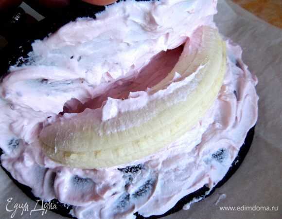Укладываем бананчик...Не забудьте промазать кремом изгиб банана,иначе при разрезании будет видна пустота!