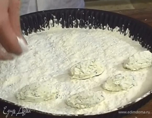 Разделочную доску или противень густо присыпать мукой слоем полсантиметра. С помощью двух чайных ложек сформовать из творожной массы ньокки, выложить их на муку и так же густо присыпать мукой сверху. Поставить на 1 час в холодильник (идеально - на ночь).