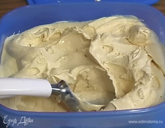 Перемешивать мороженое каждый час деревянной ложкой. Можно использовать машинку для приготовления мороженого.