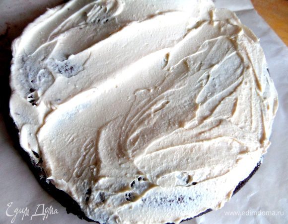 Второй корж промазываем жёлтеньким кремом.