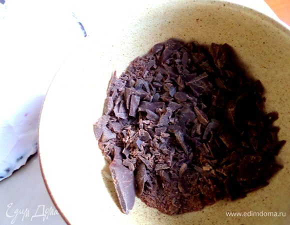 Для обсыпки боковин я взяла шоколадную стружку.