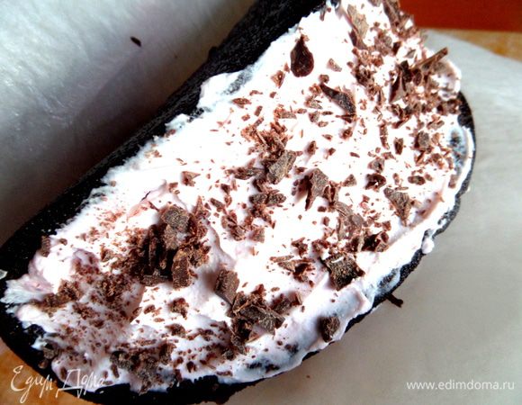 Берём в ладони наш тортик прямо с бумагой и посыпаем стружкой!