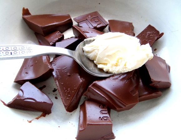 Для глазури топим на бане шоколад с маслом.